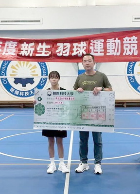 揮拍展實力！沈筠芯同學勇奪新生盃羽球亞軍圖片